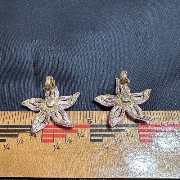 Vintage 60s Arthur Pepper Pink and black enamel metal flower clip-on Earrings - Picture 8 of 10